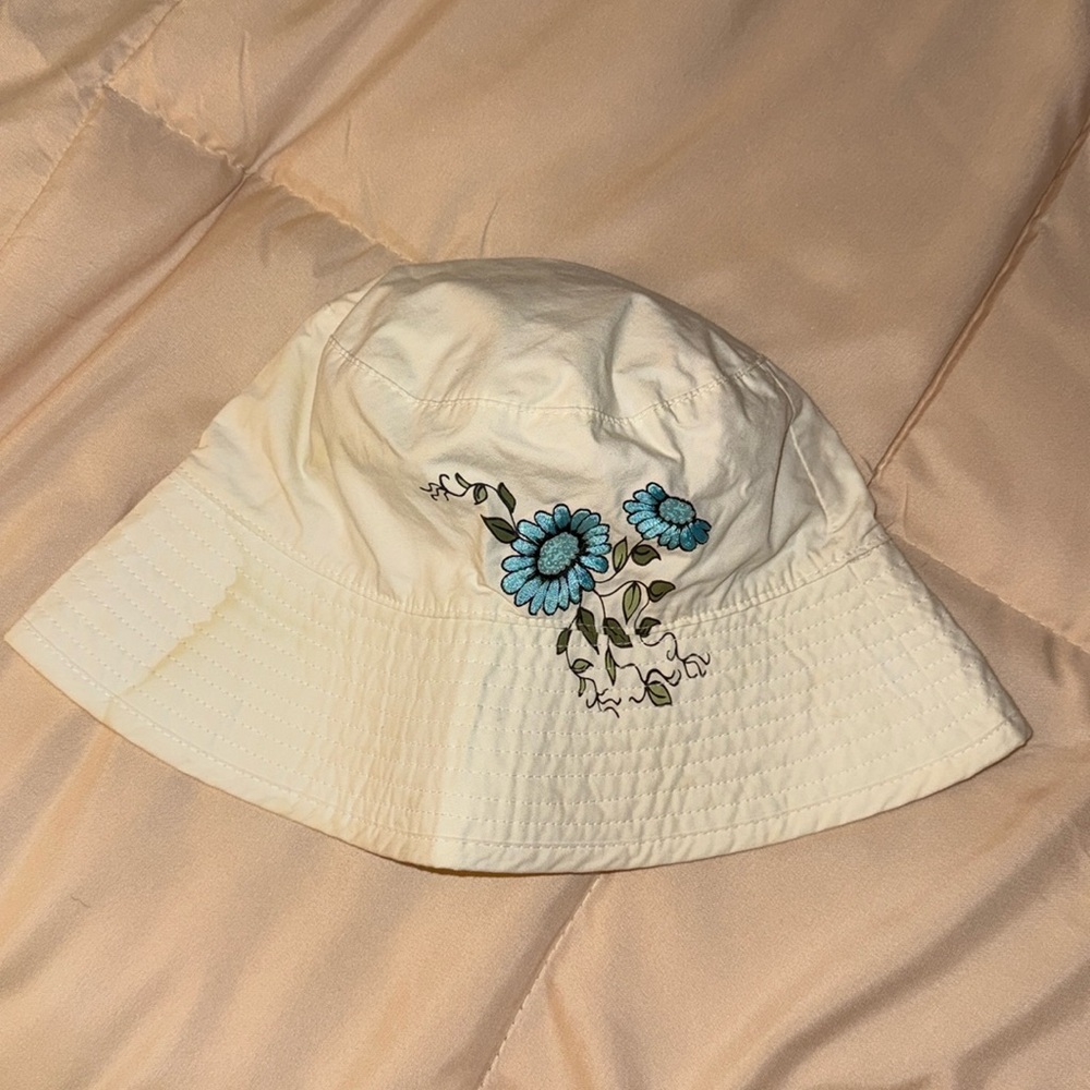 White blue floral bucket hat